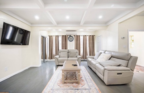 Jamaica Hills Apartment | Urban Retreat-Steps to Subway, 10 Mins to JFK/LGA & Manhattan + Free Parking!