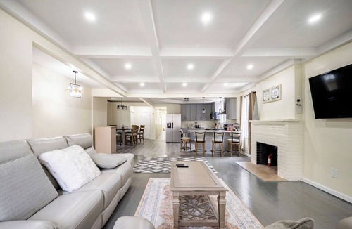 Jamaica Hills Apartment | Urban Retreat-Steps to Subway, 10 Mins to JFK/LGA & Manhattan + Free Parking!