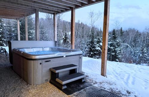 Bethlehem Villa | UV Log home with direct Cannon Mountain views Minutes to attractions Fireplace Pool Table AC