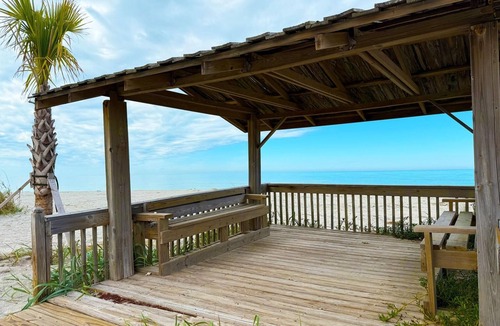 Golden Beach Apartment | Venice Villas Studio – Upper Level Poolside