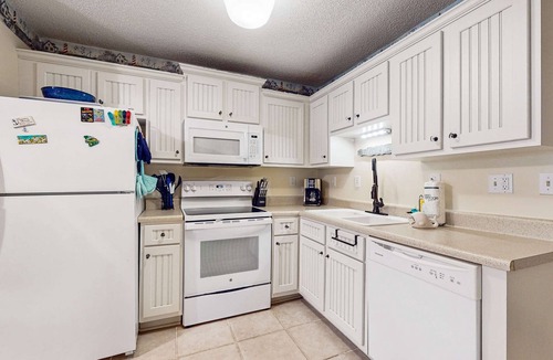 Palmetto Dunes Villa | Villa by the beach with heated pools, hot tub, patio, tennis, central AC, & WD