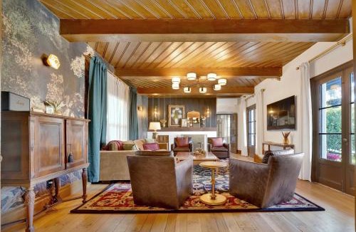 Alamitos Beach House | Villa Encanto- LUXE Spanish Villa with 6 KING Bedrooms, Courtyard and New Game Room