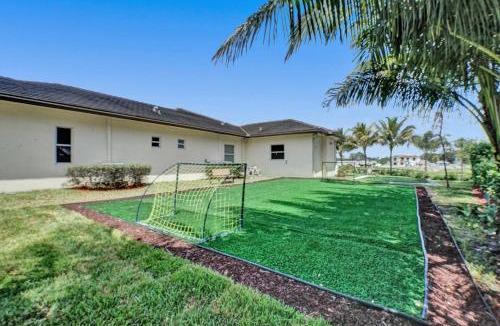 Davie House | Villa wpool mini-golf firepits