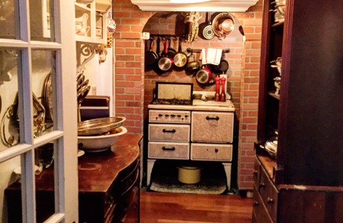 Downtown Niagara Falls Bed & Breakfast | Walk to Everything - Bay Window Room