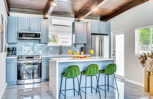 Coral Ridge Villa | Waterfront Compound/2 Heated Pools/SaltAire & Lime Keys