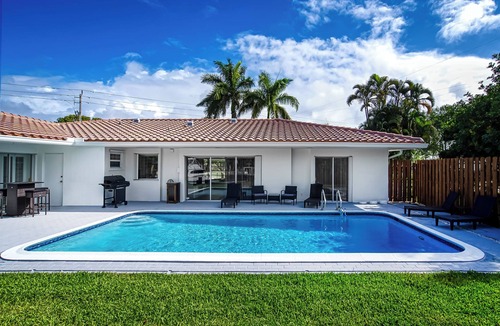 Deerfield Beach Villa | Waterfront! Fantastic 3-bedroom fully renovated villa with POOL and HOT TUB!
