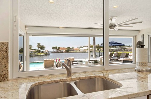 Yacht Club Villa | Waterfront Luxury Villa * South Facing * Pool * Jacuzzi * WiFi * Tiki Hut*