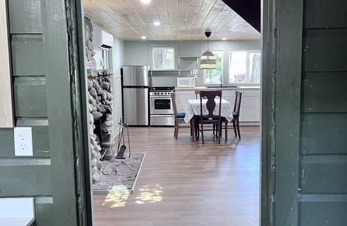 Corinth Cabin | Waterfront Tamarack Cabin near Saratoga, Lake George