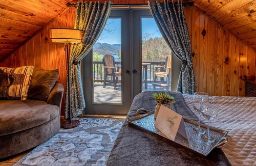 Topton Villa | Waters Edge Lakefront Cabin-Lake Nantahala w Dock