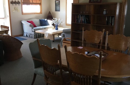 Pymatuning Central Cottage | Weekly Cottage rental At Pymatuning Lake! Next to Yorkies Ice Cream!