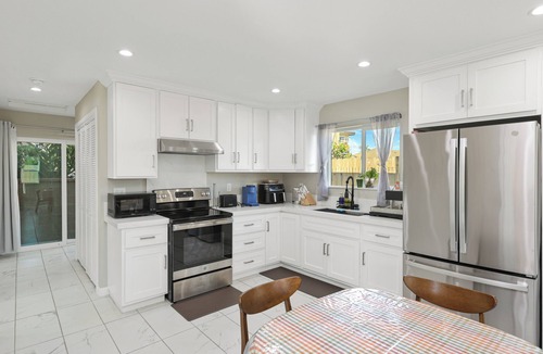 Eastside House | Welcoming 2-bedroom house in vibrant Long Beach Downtown Area