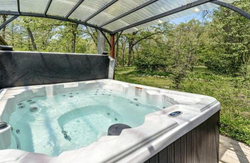 Kendall House | White Oaks Haven - Dog-Friendly Nature Escape with Hot Tub and Fire Pit