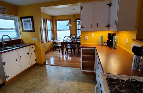 Geneva House | Wine trail lakefront luxury stay on Seneca Lake with all the views and amenities