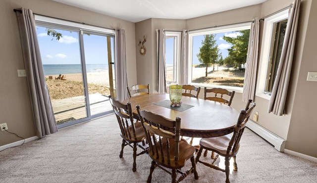 #1 Thomas' Parkside Cottages, 4BR Lake Huron Beachfront w/Balcony views
