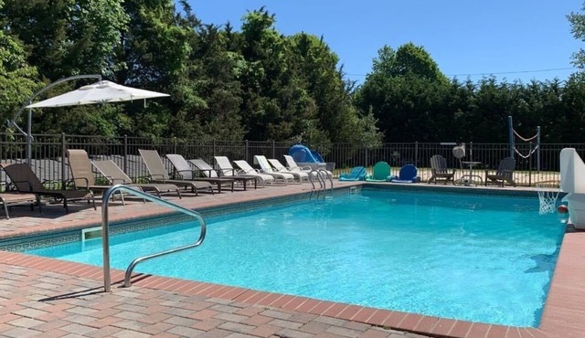 10 Bedroom Hampton House with a regulation size Pickleball court