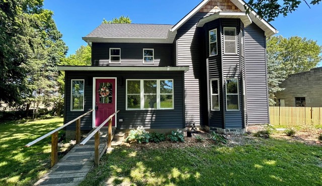 10 min to Beach! Clean Spacious Designer wine country Farmhouse fenced-in yard