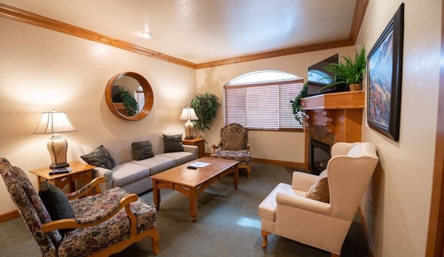 1072 | King Villa w/Kitchen | Near Park City