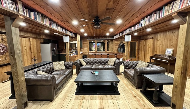 10Br Cozy Old Mill Lodge with Event hall, Sauna in Campobello sleeps 44