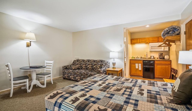 110 Deluxe Studio Queen on the 1st floor w/outdoor heated pool