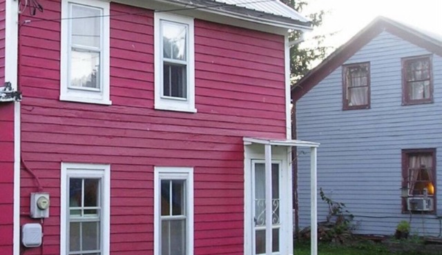 14 Miles To Cooperstown! Quaint 3 Bedroom Farmhouse in Cherry Valley Village!
