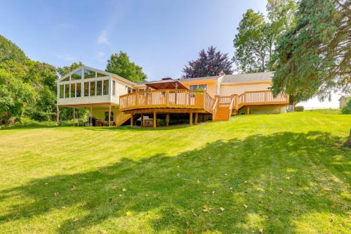 ‘1440 Getaway’ w/Yard & Deck ~ 16 Mi to Rochester