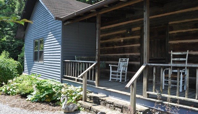 1850s log cabin 1 mile to downtown Weaverville 15% discount 7 days or more