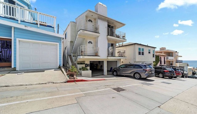 2/2 Beach Bungalow With Ocean Views & Parking!