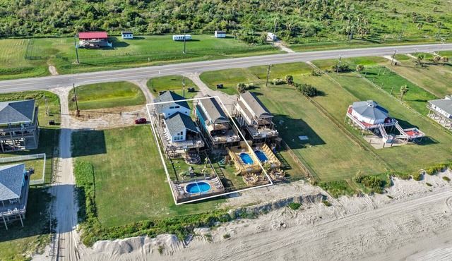 2 Beachfront Homes, 2 Heated Pools, 3 Hot Tubs, 2 Lifts, Pet Friendly, Sleeps 56