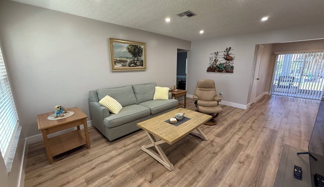 2-bedroom villa in Seminole with Ac and Pool