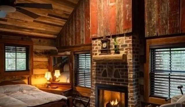 2-BR, 3 B 1860 hand hewn log cabin in peaceful setting Rutherfordton WiFi, AC