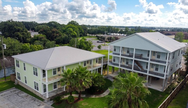 2 Connected Apartments · 6BR 4BA · Sleeps 12 · W/D