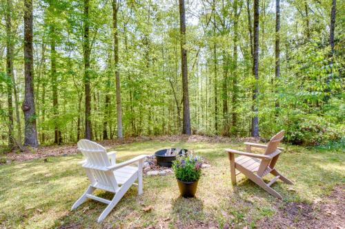 2 Mi to Toccoa Falls: Cozy Getaway w/Yard!
