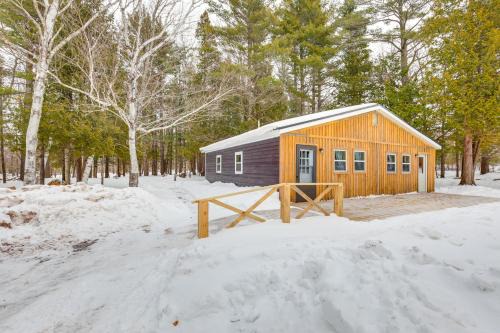 2 Ponds & Trail Access: Peaceful Cabin in Calumet!