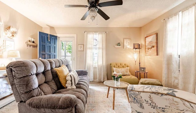 2 Weeks to Monthly- Comfy 2-bedroom cottage peacefully nestled in fabulous Cayce