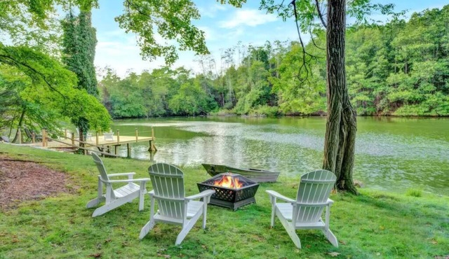 200-Acre Lakefront Estate/3 Homes, Sleeps 16+