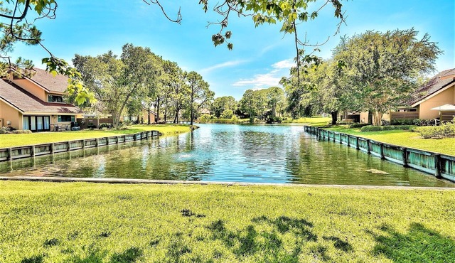 2024 6 passenger GOLF CART! Lake views! 3 Minutes to BEACH! Minutes to dining