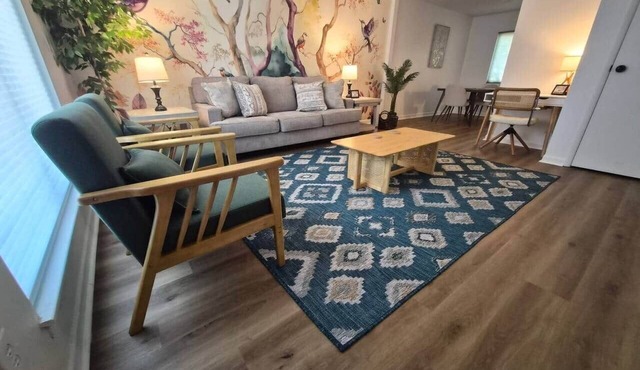 2BR 1.5BA Gorgeous Condo Near Hospitals - Shopping