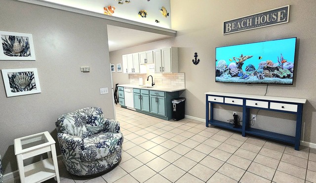 2Br Duplex, quiet & newly updated. Sleeps 6. Near beach & lagoon boat launch.