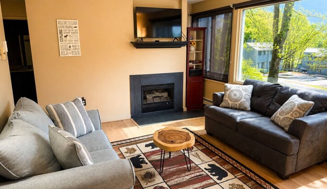 2BR White Mountain Townhouse with Pool, Hot Tub and Tennis on Kancamagus