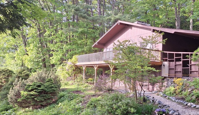 3-bedroom, 2-bath chalet, minutes from I-89 Dartmouth Medical Center