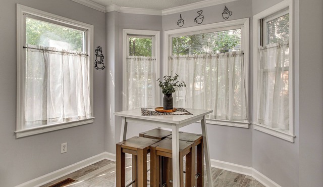 3 Mi to Marina: Quiet Getaway w/Deck in Lexington