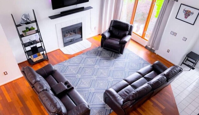 3BR, Sleeps 6, Onsite Parking & Gym Access
