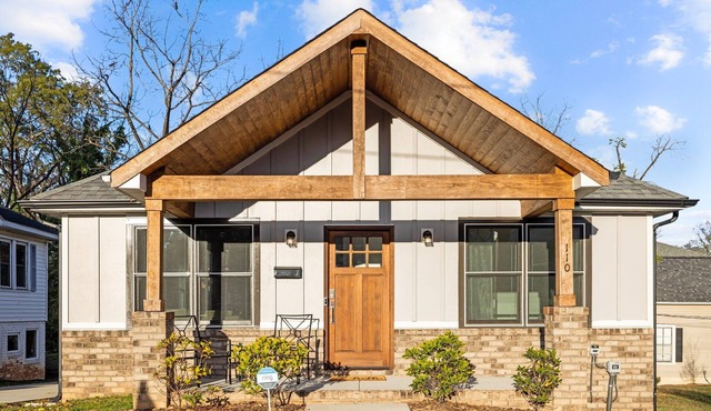 3BR Walkable Downtown Retreat ~ King Bed + Porch