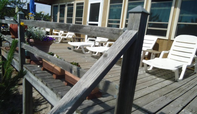 3rd house from the ocean, great ocean breeze and views, quietest block in OBP