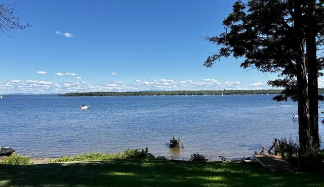 4 Bedroom 2 Bathroom Entire Home with Walk-In Lake Access