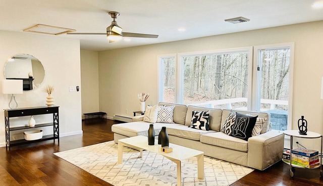 4-bedroom cabin in enchanting Sparrow Bush with cozy vibes