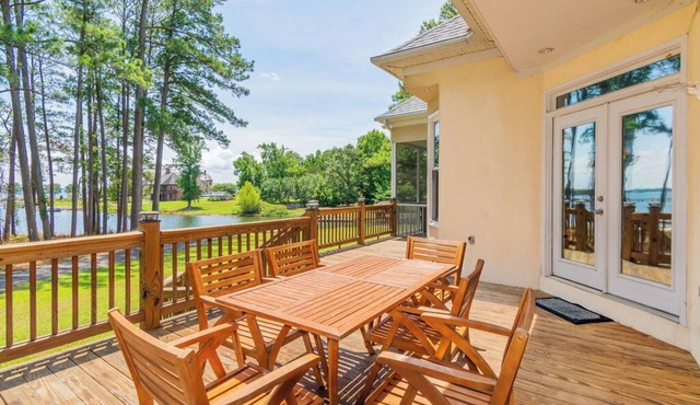 4 bedroom Lake front house 5 mins from liberty with private ramp and dock!