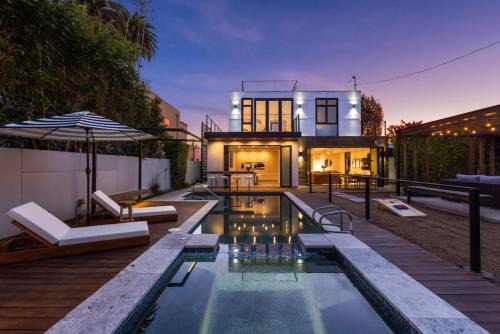 4BR Modern Oasis with Heated Pool Near SoFi Metro
