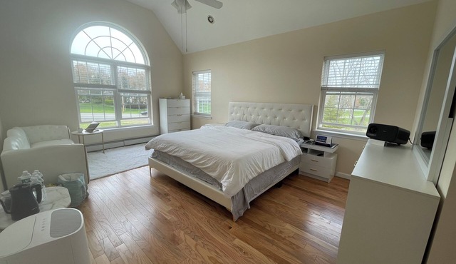 4BR Retreat with 2 Cinemas, Jacuzzi, 4,133 SqFt Near LEGOLAND & WOODBURY COMMONS
