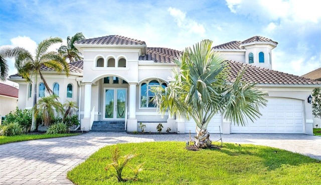 5 bedrooms/4 bathrooms/waterfront/heated pool & whirlpool/south facing